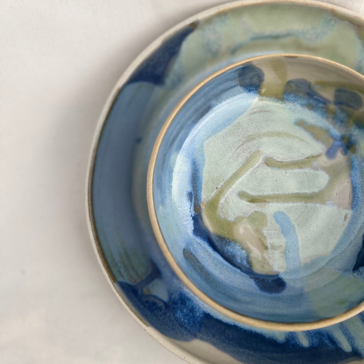 Mellem fad/skål i blågrønne nuancer